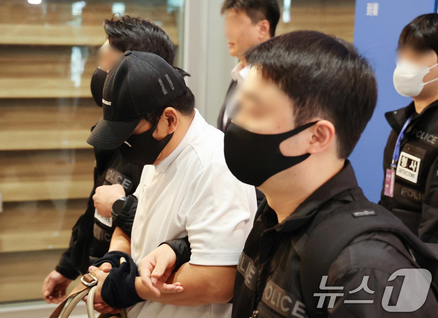 본문 이미지 - '마약왕' 박왕열에게 마약을 공급한 이른바 '청담 사장' 최 모 씨가 1일 오전 인천국제공항으로 이송되고 있다.(공동취재) 2026.5.1 ⓒ 뉴스1 황기선 기자