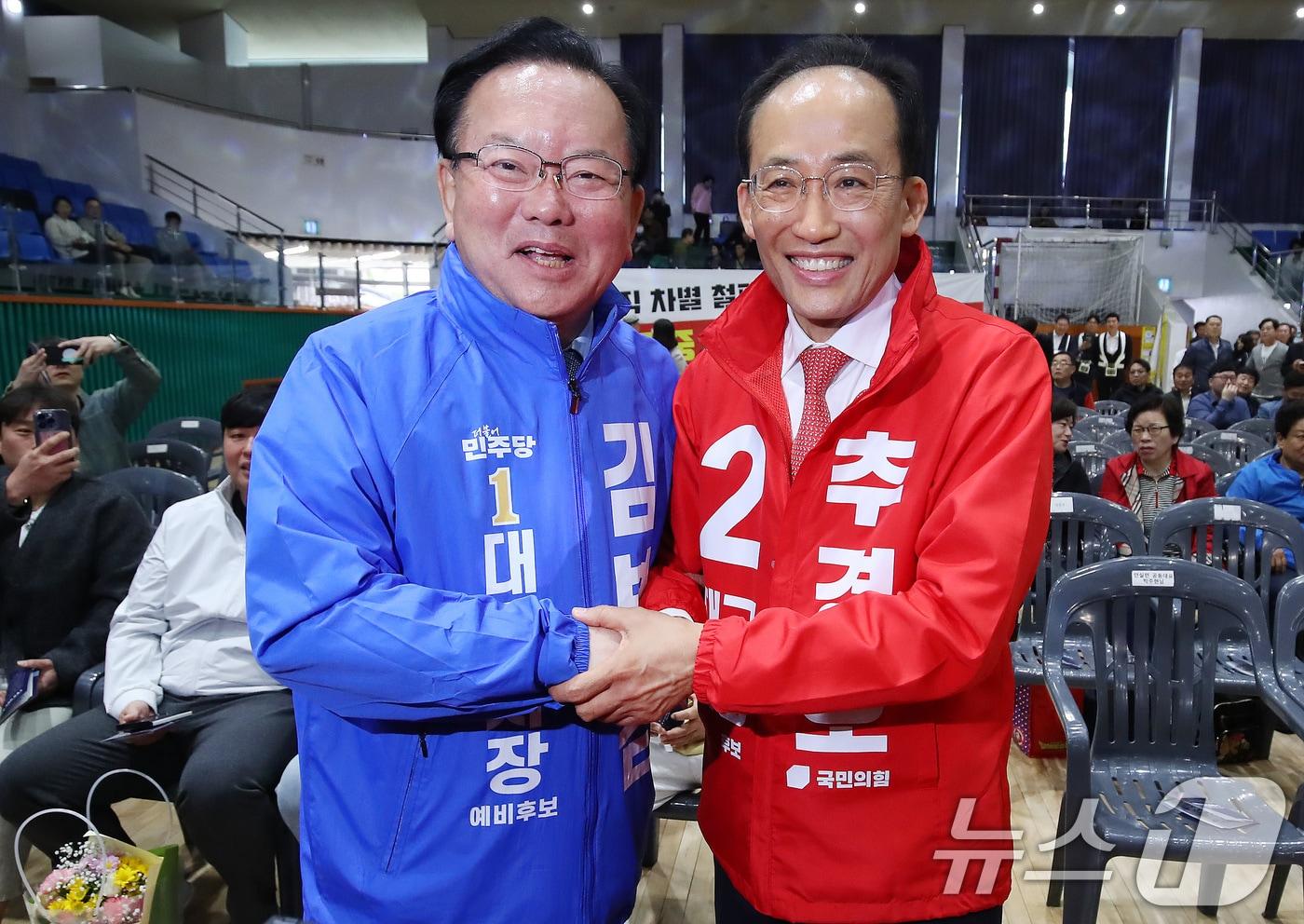 본문 이미지 - 김부겸 더불어민주당 대구시장 후보(왼쪽)와 추경호 국민의힘 대구시장 후보가 1일 오전 대구 북구 시민체육관에서 열린 한국노총 노동절 기념대회에서 만나 악수하고 있다. 2026.5.1 ⓒ 뉴스1 공정식 기자