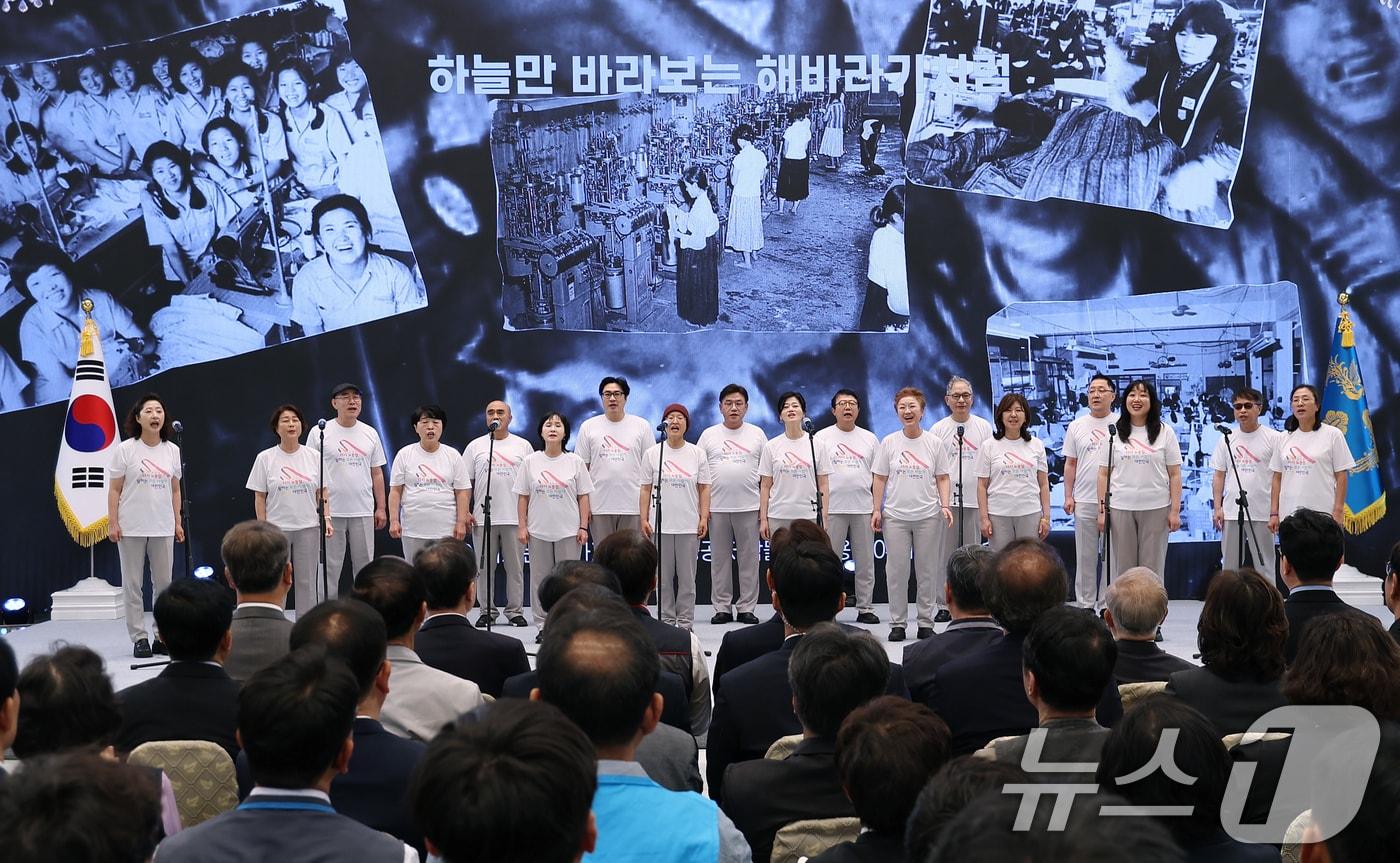 본문 이미지 - 1일 청와대 영빈관에서 열린 2026 노동절 기념식에서 봄날 합창단이 노동가요 메들리 축하공연을 하고 있다. 2026.5.1 ⓒ 뉴스1 허경 기자