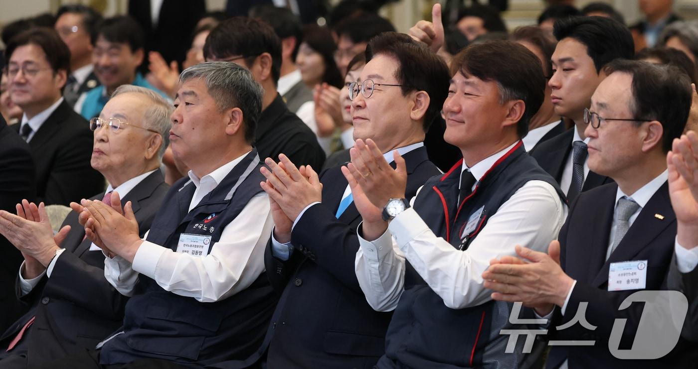 본문 이미지 - 이재명 대통령이 1일 청와대 영빈관에서 열린 2026 노동절 기념식에서 박수를 치고 있다. 왼쪽부터 손경식 한국경영자총협회장, 김동명 한국노총 위원장, 이 대통령, 양경수 민주노총 위원장, 송치영 소상공인연합회장. 2026.5.1 ⓒ 뉴스1 허경 기자