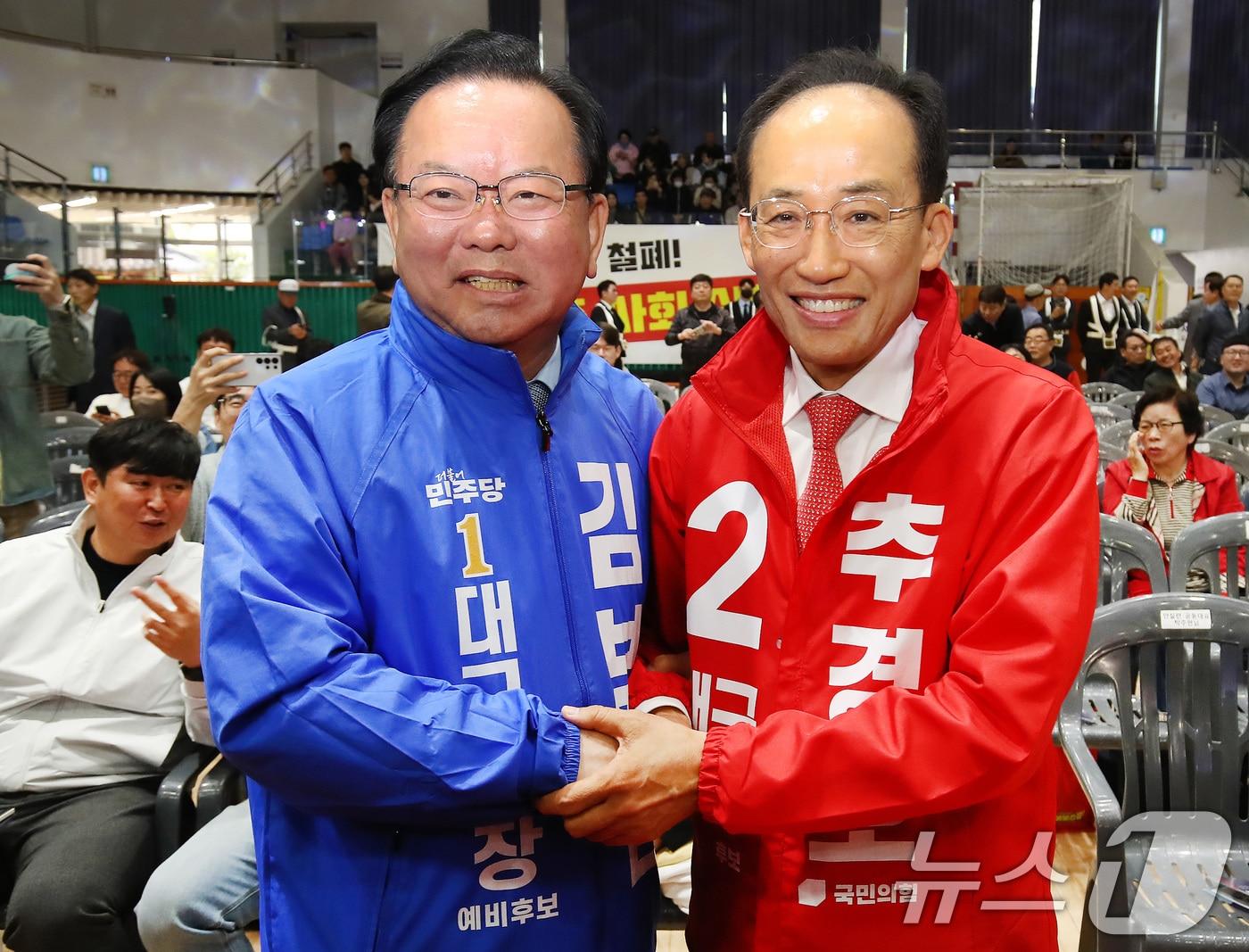 본문 이미지 - 김부겸 더불어민주당 대구시장 후보(왼쪽)와 추경호 국민의힘 대구시장 후보가 지난 1일 오전 대구 북구 시민체육관에서 열린 한국노총 노동절 기념대회에서 만나 악수하고 있다. 2026.5.1 ⓒ 뉴스1 공정식 기자