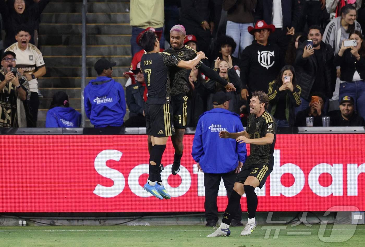본문 이미지 - 톨루카와 CONCACAF 챔피언스컵 준결승 1차전에서 결승골을 합작하고 기뻐하는 손흥민과 타파리. ⓒ AFP=뉴스1
