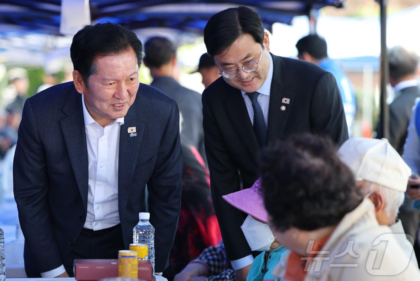 본문 이미지 - 정청래 더불어민주당 대표가 1일 충남 서산문화회관에서 열린 제54회 어버이날 기념 경로행사에 참석해 배식봉사를 마치고 어르신과 인사하고 있다. 2026.5.1 ⓒ 뉴스1 김기태 기자