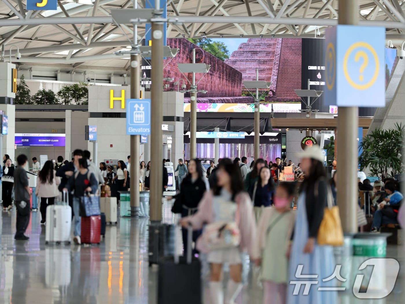 본문 이미지 - 인천국제공항 입국장에서 승객들이 발걸음을 옮기고 있다.ⓒ 뉴스1 황기선 기자