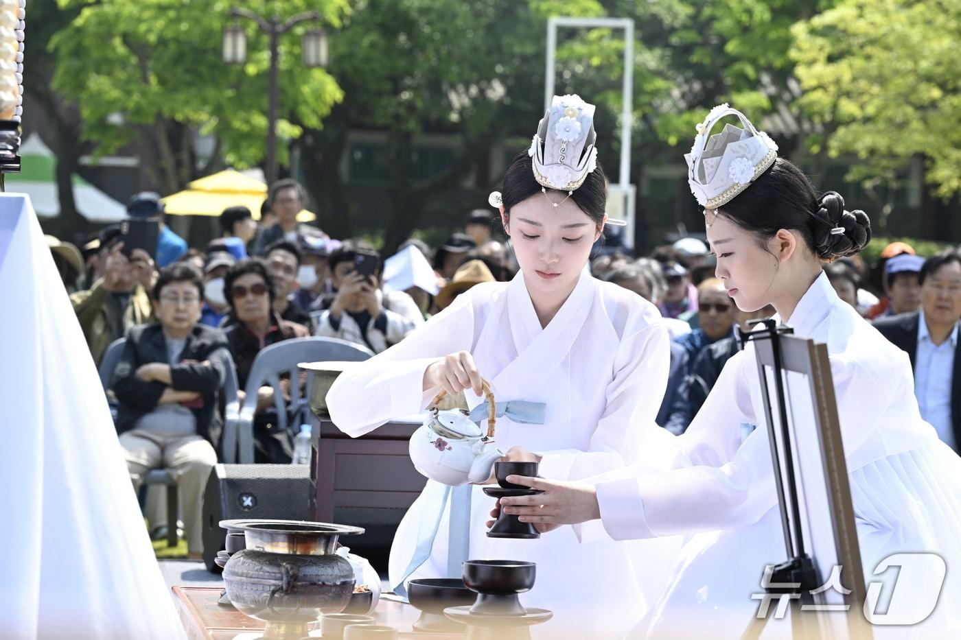 본문 이미지 - 1일 오전 10시 전북 남원시에서 '춘향제향'이 봉행됐다. 이번 제향엔 역대 및 올해 춘향들이 참석해 의미를 더했다.(남원시 제공. 재판매 및 DB금지)/뉴스1 