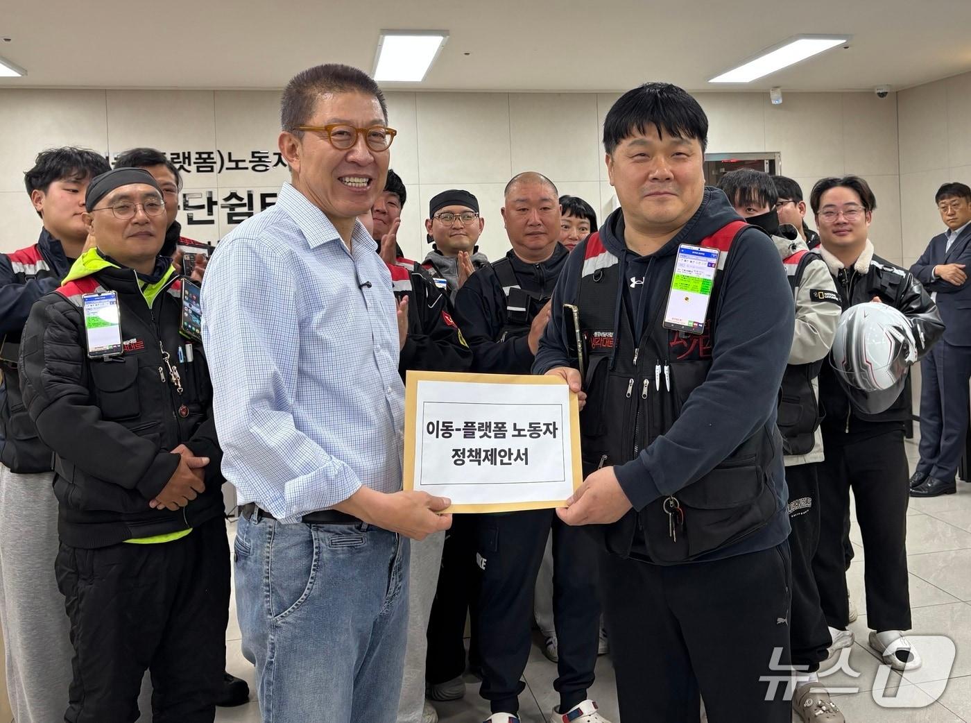 본문 이미지 - 1일 열린 간담회에서 부산 사하구 배달노동자들이 박형준 시장에 정책제안서를 전달하고 있다. 2026.5.1/뉴스1 홍윤 기자