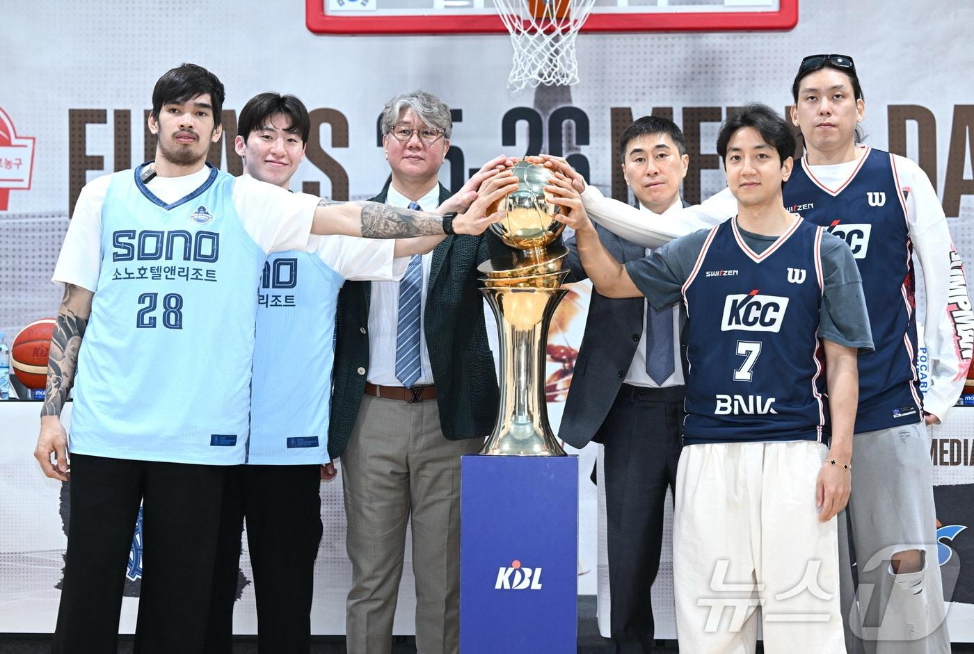 본문 이미지 - 1일 서울시 강남구 도산대로 KBL센터에서 열린 2025-2026 LG전자 프로농구 챔피언결정전 미디어데이에서 고양 소노 케빈 켐바오(왼쪽부터)와 이정현, 손창환 감독, 부산 KCC 이상민 감독, 허훈, 최준용이 우승 트로피에 손을 올려 포즈를 취하고 있다. (KBL 제공. 재판매 및 DB 금지) 2026.5.1 ⓒ 뉴스1