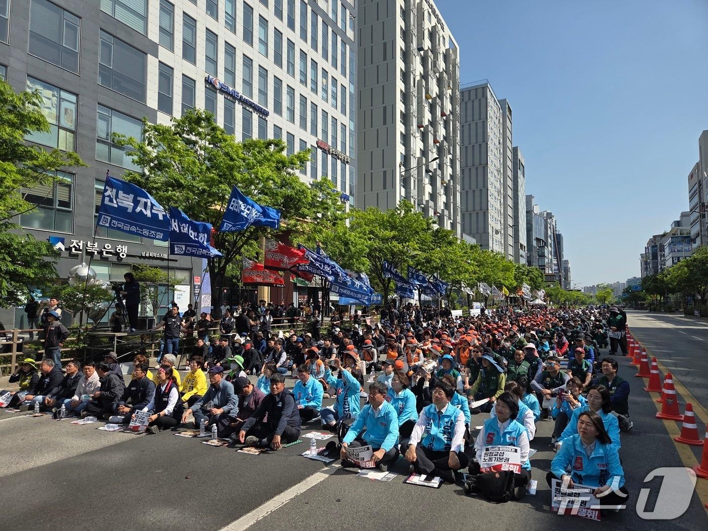 본문 이미지 - 민주노총 전북본부가 1일 오후 2시께 더불어민주당 전북도당 앞에서 '2026 세계노동절대회'를 진행하고 있다.2026.5.1/뉴스1 문채연 기자