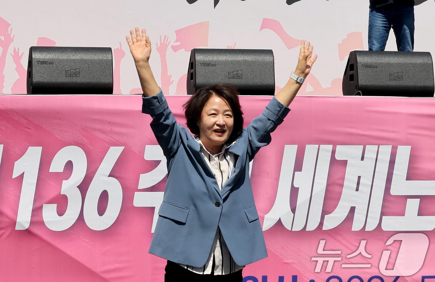 본문 이미지 - 추미애 경기지사 후보가 노동절을 맞이한 1일 서울 영등포구 여의대로 일대에서 열린 '한국노총 전국노동자대회'에 참석해 인사를 하고 있다. '근로자의 날'로 불리던 5월 1일은 지난해 '노동절 제정에 관한 법률'이 국회를 통과하면서 올해부터 63년 만에 '노동절'로 불리게 됐다. 2026.5.1 ⓒ 뉴스1 이호윤 기자