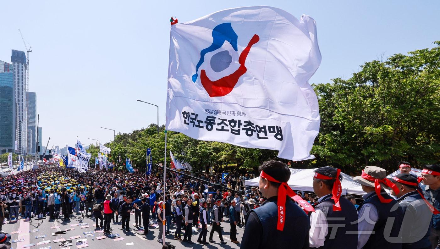 본문 이미지 - 노동절을 맞이한 1일 서울 영등포구 여의대로 일대에서 '한국노총 전국노동자대회'가 열리고 있다. '근로자의 날'로 불리던 5월 1일은 지난해 '노동절 제정에 관한 법률'이 국회를 통과하면서 올해부터 63년 만에 '노동절'로 불리게 됐다. 2026.5.1 ⓒ 뉴스1 이호윤 기자