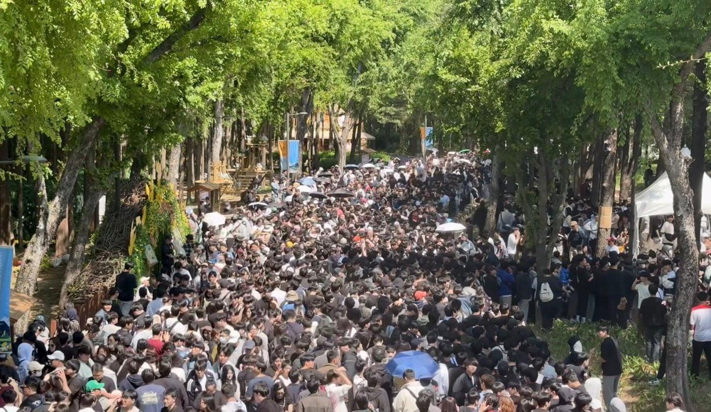 본문 이미지 - 성수동 포켓몬 행사에 밀려든 인파.(X갈무리)