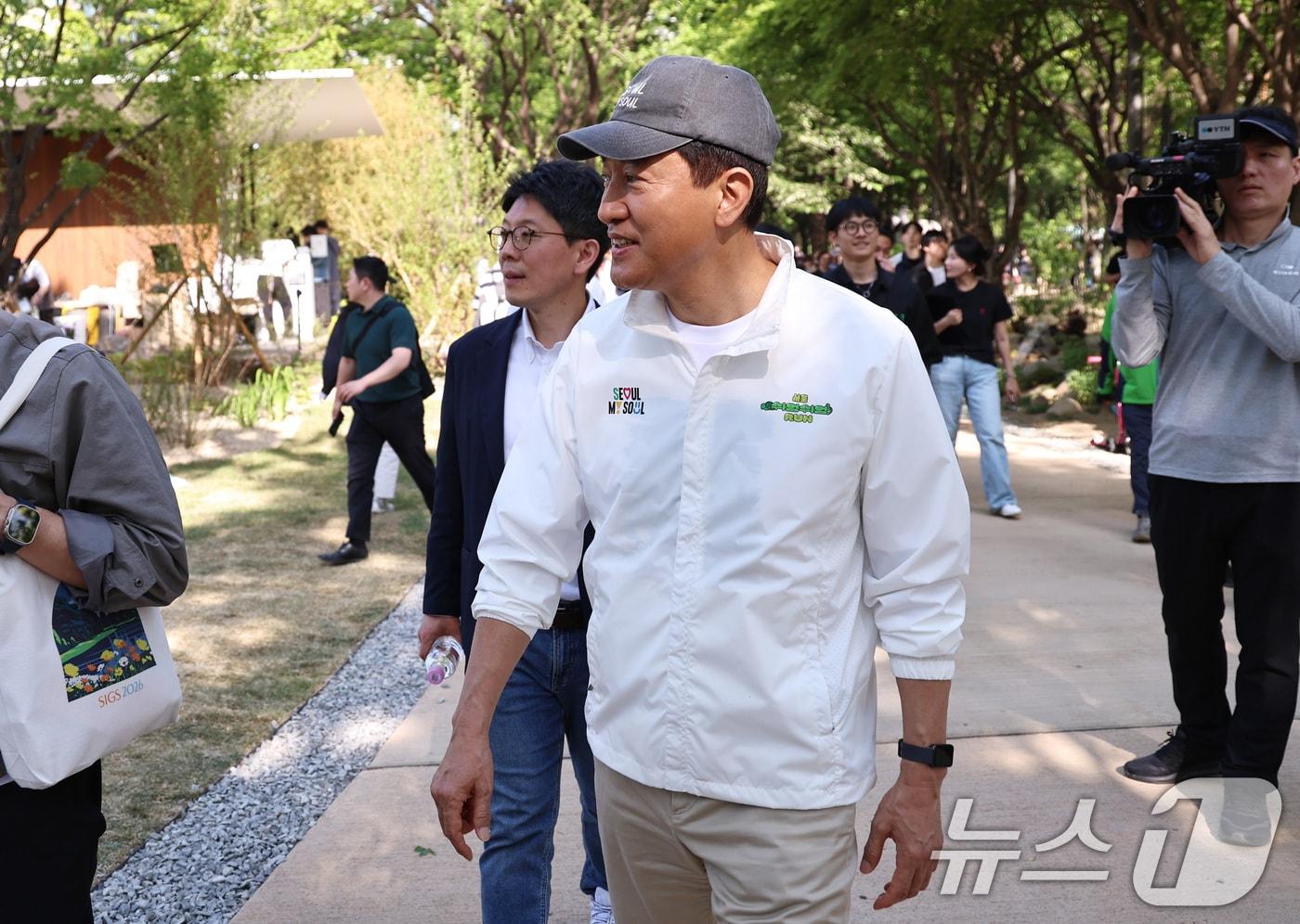 본문 이미지 - 오세훈 국민의힘 서울시장 후보가 1일 오후 서울 성동구 서울숲에서 열린 서울국제정원박람회를 찾아 행사장을 둘러보고 있다. 2026.5.1 ⓒ 뉴스1 구윤성 기자