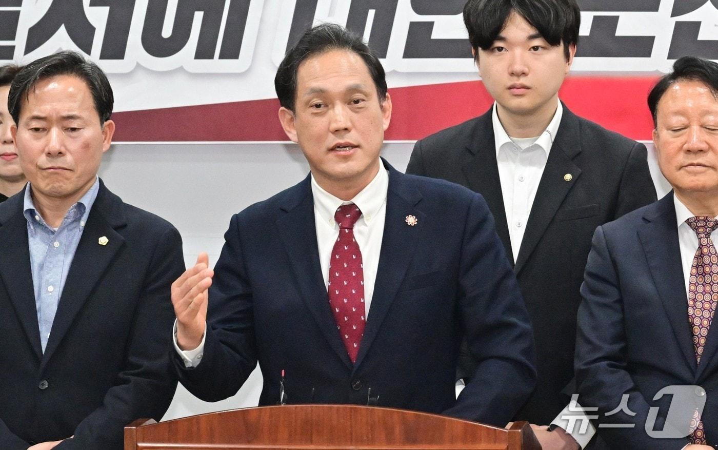 본문 이미지 - 국민의힘 김태규 남구갑당협위원장이 지난 2일 시의회 프레스센터에서 기자회견을 열고 있다.(울산시의회 제공. 재판매 및 DB금지)/뉴스1