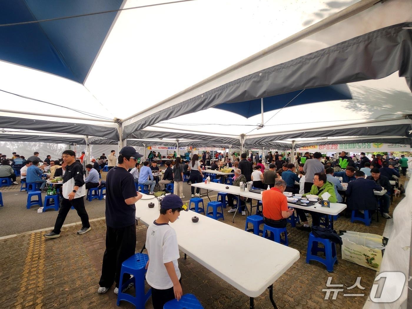 본문 이미지 - 제8회 홍천 산나물축제가 1일 오전 도시산림공원 토리숲 행사장 특설무대에서 막을 올렸다.(홍천군 제공. 재판매 및 DB금지)/뉴스1