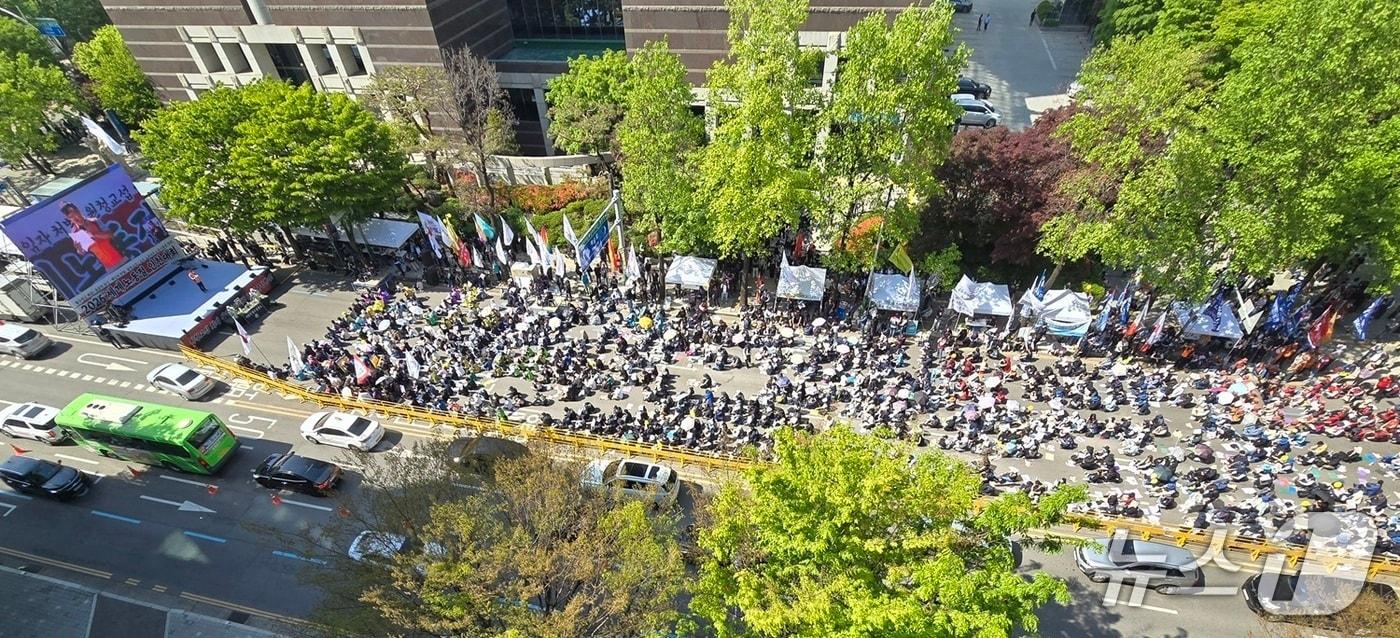 본문 이미지 - 인천 남동구 인주대로를 가득 메운 노동자들 / 뉴스1 ⓒ News1 유준상 기자