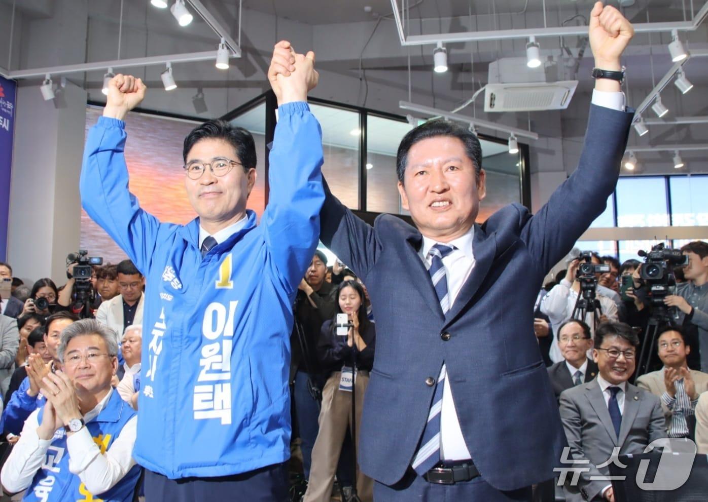 본문 이미지 - 1일 전북 전주시 백제대로 인근에서 이원택 예비후보 선거사무소 개소식이 개최된 가운데 정청래 대표와 이원택 예비후보가 손을 맞잡고 지지자들에게 인사를 하고 있다.(이원택 예비후보 캠프 제공. 재판매 및 DB금지)/뉴스1 