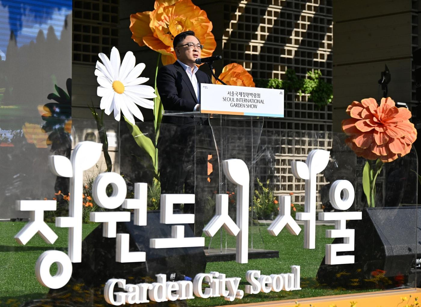 본문 이미지 - 김성보 서울시장 권한대행이 1일 서울숲에서 열린 '2026 서울국제정원박람회' 개막식에서 인사말을 하고 있다.