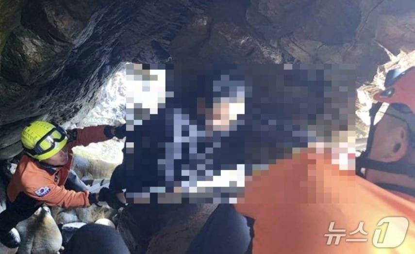 본문 이미지 - 1일 오후 3시 44분쯤 강원 동해시 천곡동 한섬해변 주변 산책로에서 60대 남성이 5m 아래로 추락하는 사고가 발생했다. (강원도소방본부 제공. 재판매 및 DB금지) 2026.5.1/뉴스1
