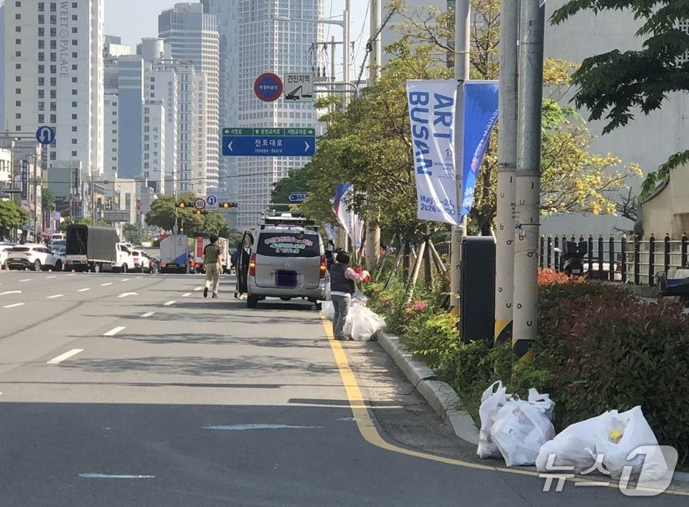 본문 이미지 - 1일 오후 2시 부산 부산진구 전포대로 일대에서 열린 '2026 세계노동절대회' 집회 후 참석자들이 현장 주변을 직접 정리하고 있다. (부산경찰청 제공. 재판매 및 DB금지)