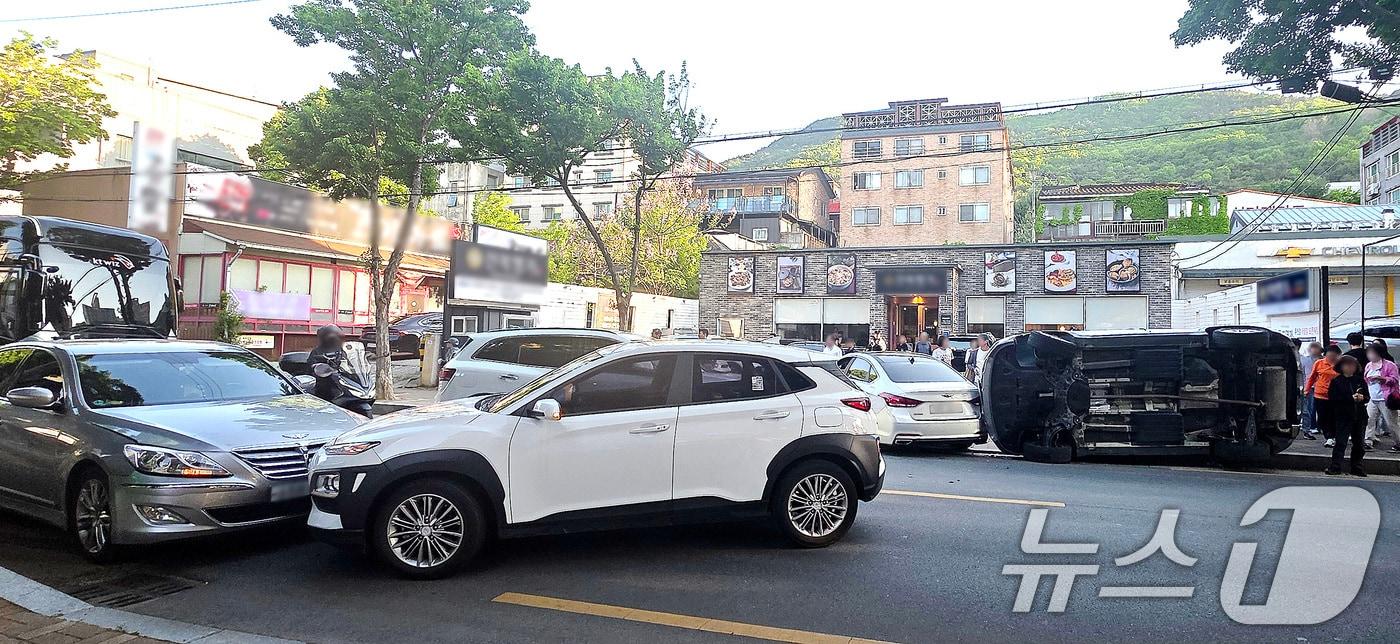 본문 이미지 - 1일 오후 5시 55분쯤 대구 수성구 지산동 왕복 2차선 도로에서 차량 4대가 부딪히는 연쇄추돌 사고가 발생해 도로가 혼란스러운 모습을 보이고 있다. 이 사고로 2명이 병원으로 이송됐다. (독자 제공. 재판매 및 DB금지) 2026.5.1 ⓒ 뉴스1 공정식 기자