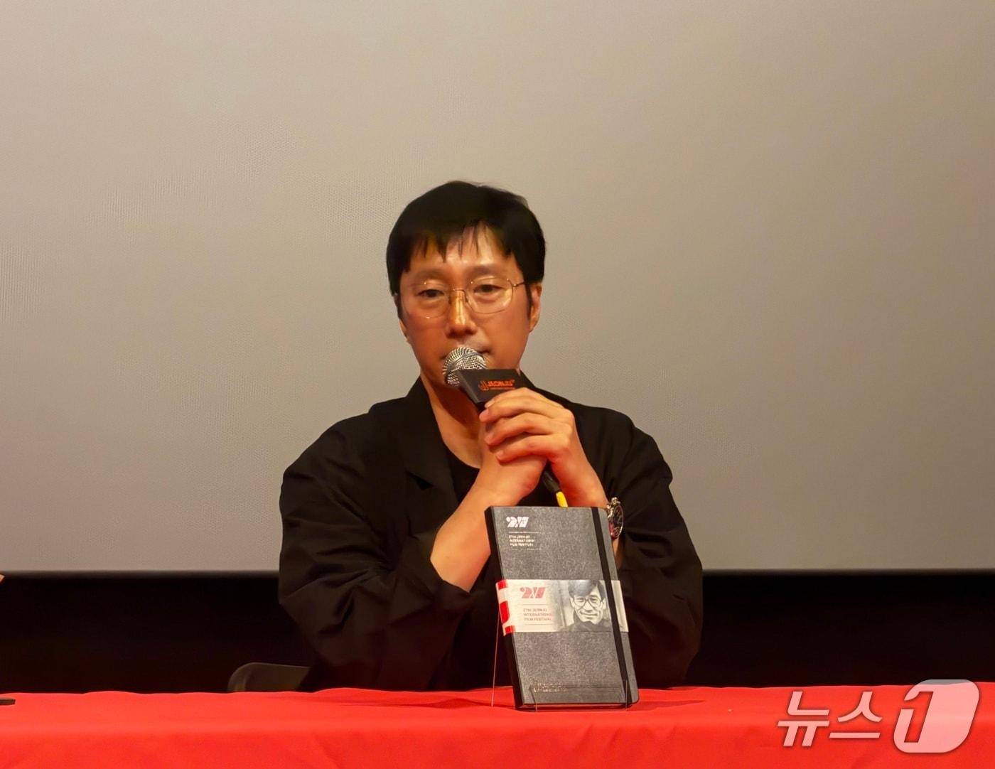 본문 이미지 - 제27회 전주국제영화제가 한창인 지난 30일 전북 전주시 완산구 고사동의 CGV전주고사점에서 열린 '특별전 : 조금 낯선 안성기를 만나다 - 필름시대사랑' 관객과의 대화에서 배우 박해일이 고(故) 안성기 배우와의 추억을 회상하고 있다./뉴스1 장수인 기자