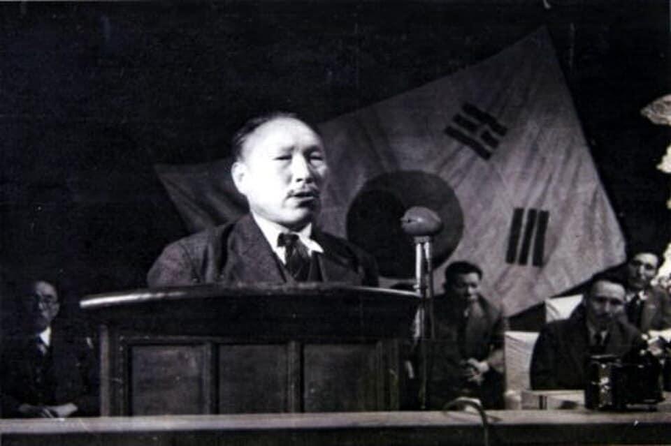 본문 이미지 - 조소앙이 1948년 남북연석회의의 축사를 낭독하고 있다. (출처: Unknown author, Public domain, via Wikimedia Commons)