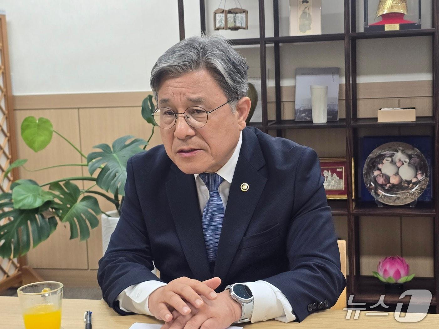 본문 이미지 - 지난 8일 국립고궁박물관에서 허민 국가유산청장이 발언하는 모습.(국가유산청 제공)