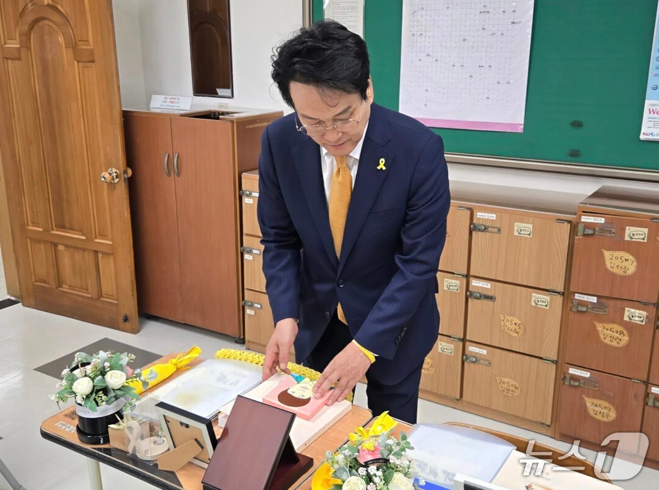 본문 이미지 -  안민석 경기도교육감 예비후보가 안산 단원고 4·16기억교실에서 희생자들을 추모하고 있다.(안 후보 선거사무소 제공)