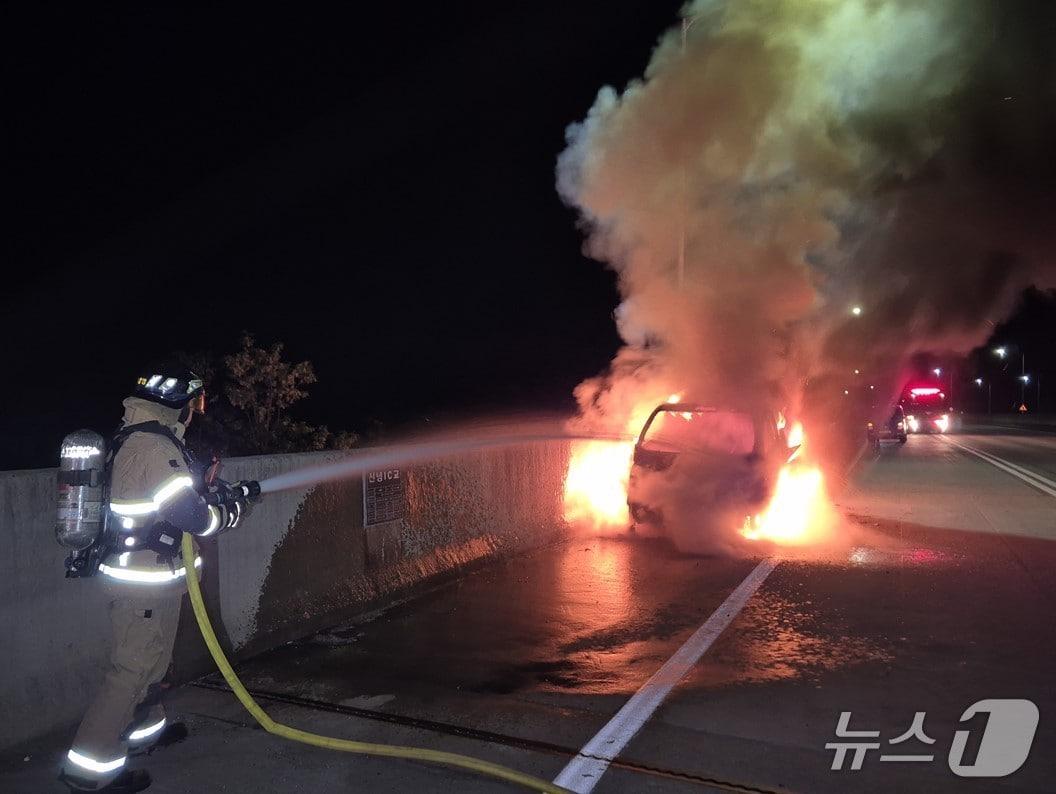 본문 이미지 - 10일 오전 1시 5분쯤 경북 영천시 신녕면 연정리 상주영천고속도로 상주 방면 67.7㎞ 지점을 주행하던 1톤 화물차에서 불이 나 진화 대원이 불을 끄고 있다.(경북소방본부 제공. 재판매 및 DB 금지)2026.5.10/뉴스1