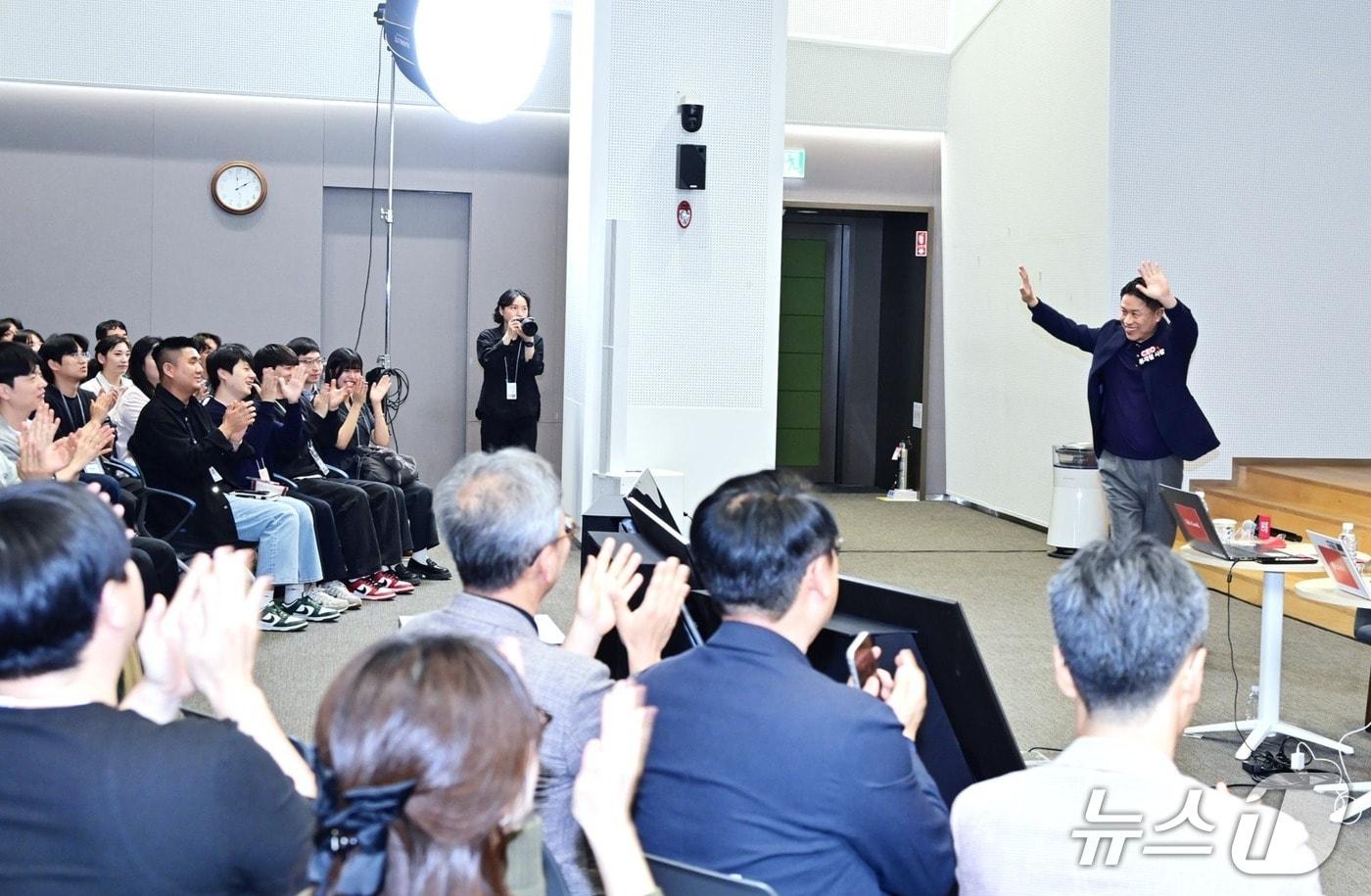 본문 이미지 - 류재철 LG전자 CEO가 최근 서울 마곡 LG사이언스파크에서 열린 구성원 대상 타운홀 미팅에 입장하고 있다. (사진제공 = LG전자) 