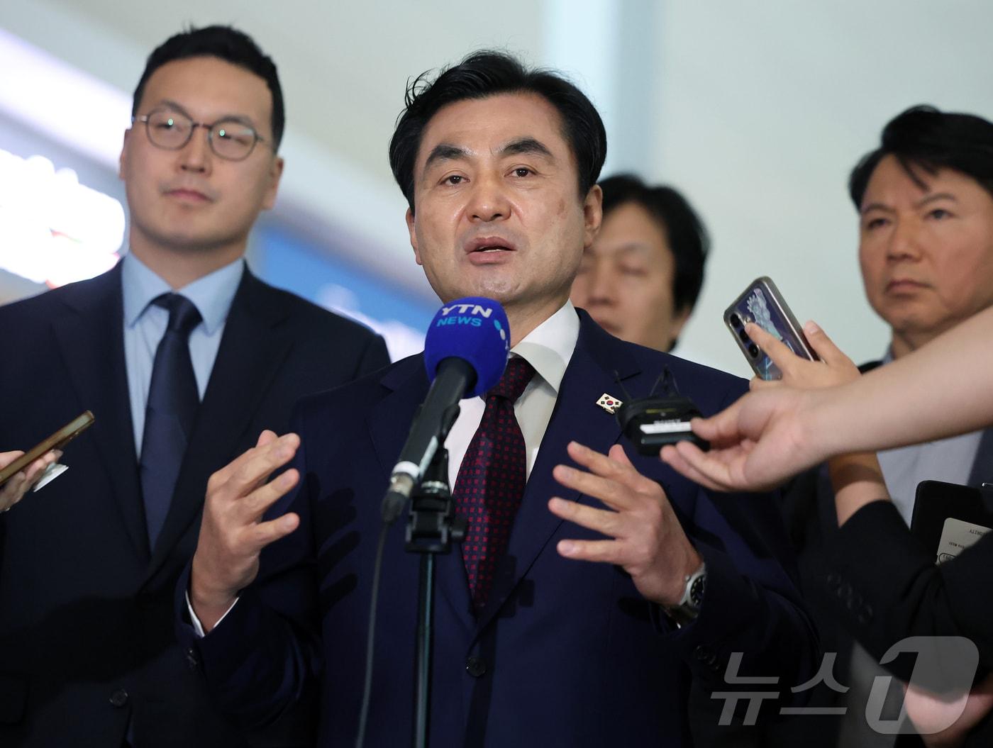 본문 이미지 - 안규백 국방부 장관이 10일 오전 피트 헤그세스 미국 국방부(전쟁부) 장관과 회담을 위해 인천국제공항 제2터미널에서 워싱턴D.C로 출국 전 취재진과 인터뷰를 하고 있다. 안 장관은 11일(현지시간) 워싱턴D.C에서 피트 헤그세스 미국 국방부(전쟁부) 장관과의 회담을 비롯해 미국 해군성장관 대행, 상원 군사위원장 및 간사, 해양력소위원장 등 미측 정부와 의회 인사를 만날 예정이다. 2026.5.10 ⓒ 뉴스1 김진환 기자