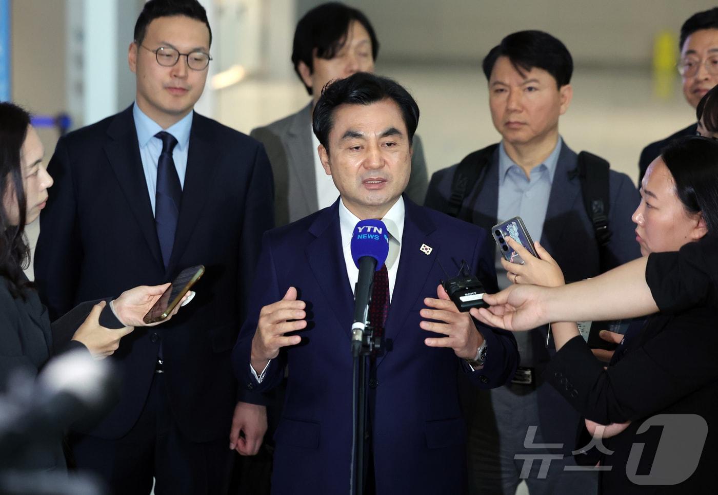 본문 이미지 - 안규백 국방부 장관이 지난 10일 오전 피트 헤그세스 미국 국방부(전쟁부) 장관과 회담을 위해 인천국제공항 제2터미널에서 워싱턴D.C로 출국 전 취재진과 인터뷰를 하고 있다. 2026.5.10 ⓒ 뉴스1 김진환 기자