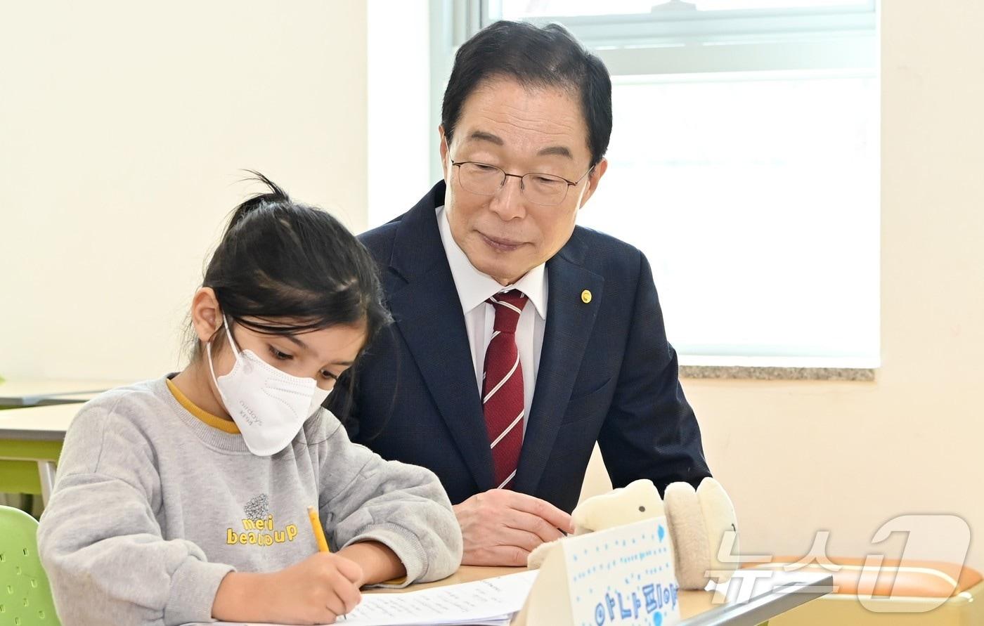 본문 이미지 - 임종식 경북교육감 예비후보는 AI 및 디지털 시대 교육격차 해소를 위한 ‘AI 격차 제로’ 정책을 공약으로 발표했다. /뉴스1