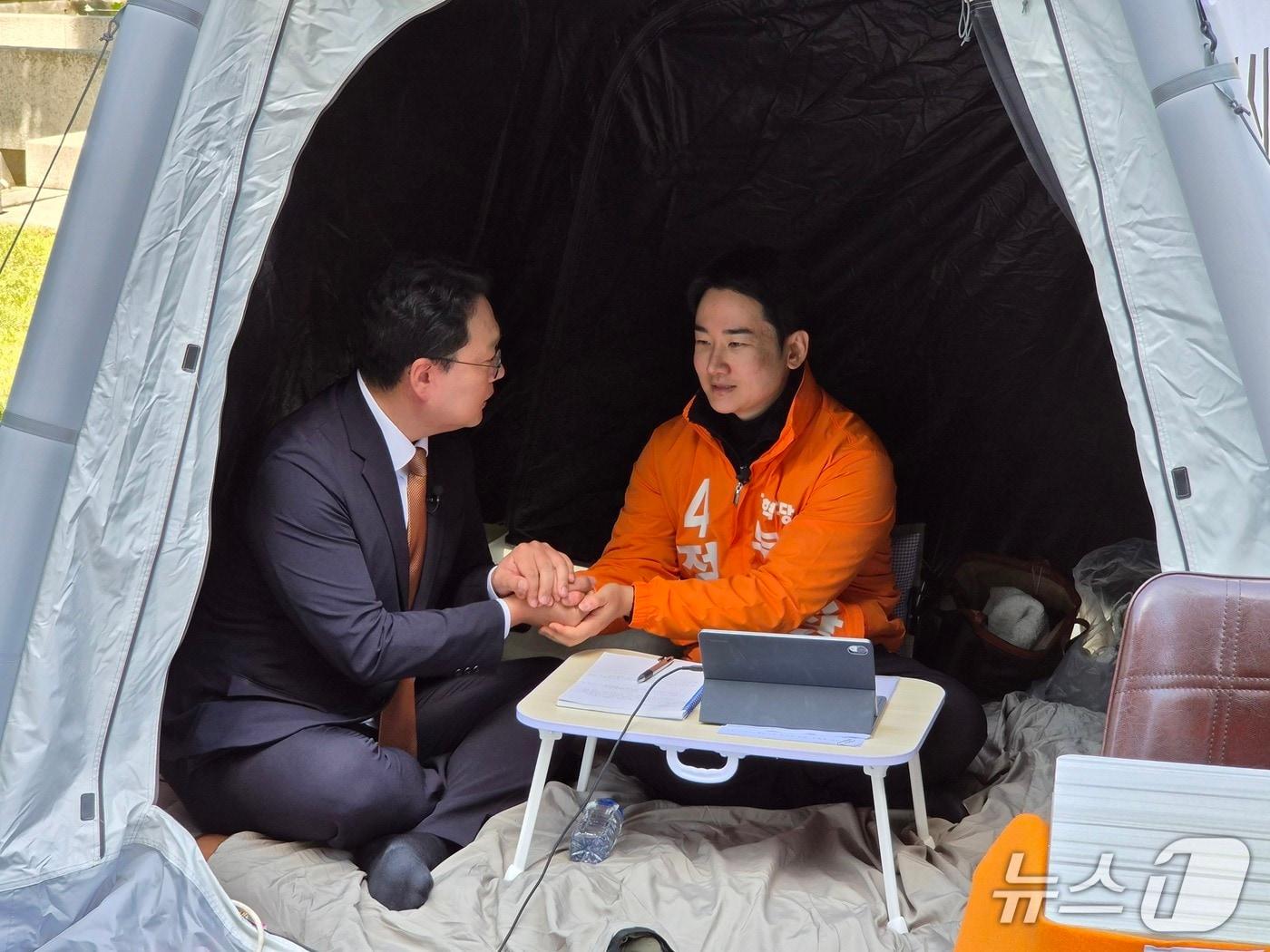 본문 이미지 - 천하람 개혁신당 원내대표가 10일 TV토론회 배제 결정 철회를 촉구하며 부산시청 앞에서 3일째 단식 농성 중인 정이한 부산시장 예비후보를 찾아 격려하고 있다. 2026.5.10/뉴스1 ⓒ News1 임순택 기자