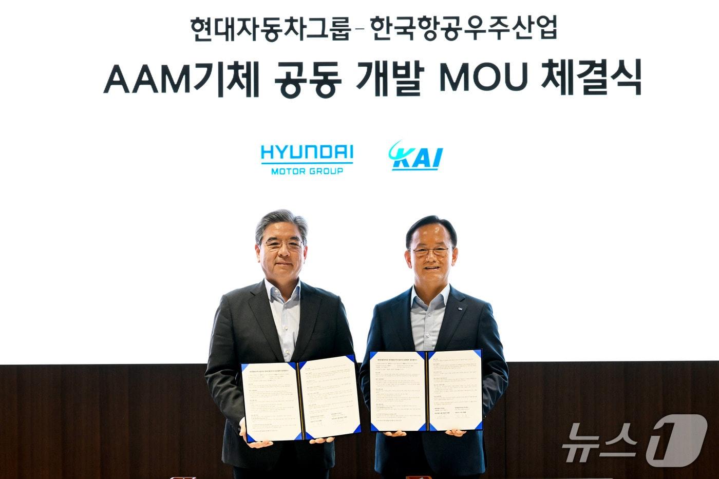 본문 이미지 - 8일 서울 서초구 소재 현대자동차·기아 본사에서 열린 '항공용 전동화 파워트레인을 기반으로 하는 미래 항공 모빌리티(AAM·Advanced Air Mobility) 기체 공동 개발 협약식'에 (왼쪽부터) 장재훈 현대차그룹 부회장과 김종출 한국항공우주산업(KAI) 사장이 관련 업무협약에 서명한 뒤 기념 사진을 촬영한 모습(현대차그룹·KAI 제공). 2026.5.8.