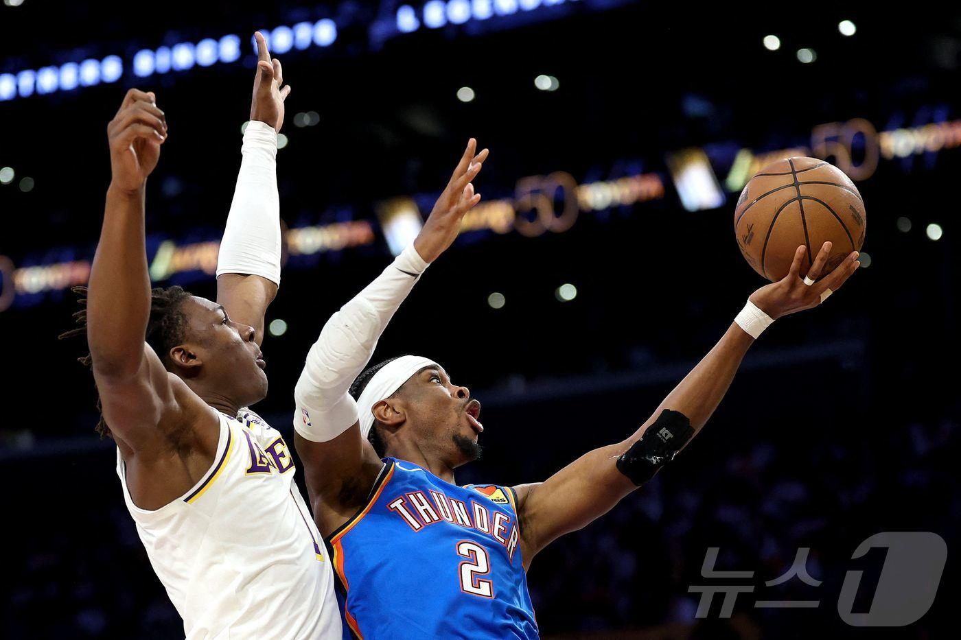 본문 이미지 - NBA 오클라호마시티 선더가 10일(한국시간) 열린 2025-26 NBA 서부 콘퍼런스 준결승 3차전에서 LA 레이커스를 131-108로 제압했다. ⓒ AFP=뉴스1