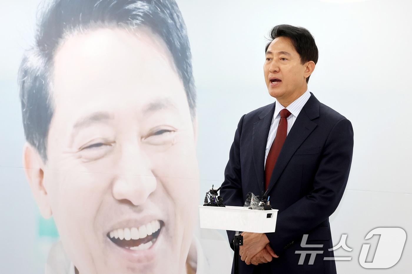 본문 이미지 - 오세훈 국민의힘 서울시장 후보가 10일 오전 서울 종로구 선거사무소에서 진행된 ‘서울 교통 대전환’ 공약 발표 기자회견에서 교통분야 공약을 설명하고 있다. 2026.5.10 ⓒ 뉴스1 조연우 인턴기자