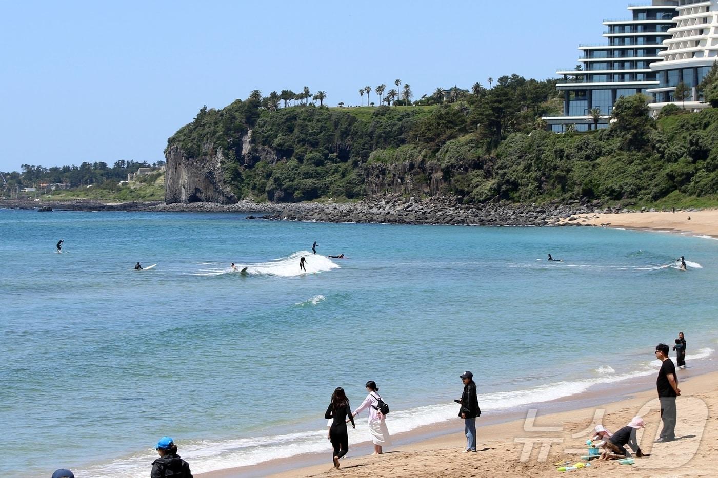 본문 이미지 - 10일 오전 제주 서귀포시 중문색달해수욕장에서 서퍼들이 서핑을 즐기고 있다.2026.5.10 ⓒ 뉴스1 홍수영 기자