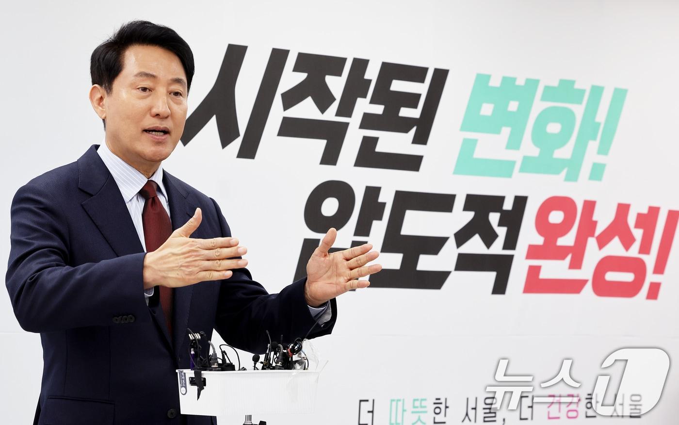 본문 이미지 - 10일 오전 서울 종로구 선거사무소에서 진행된 ‘서울 교통 대전환’ 공약 발표 기자회견에서 오세훈 국민의힘 서울시장 후보가 교통분야 공약을 설명하고 있다. ⓒ 뉴스1 조연우 인턴기자