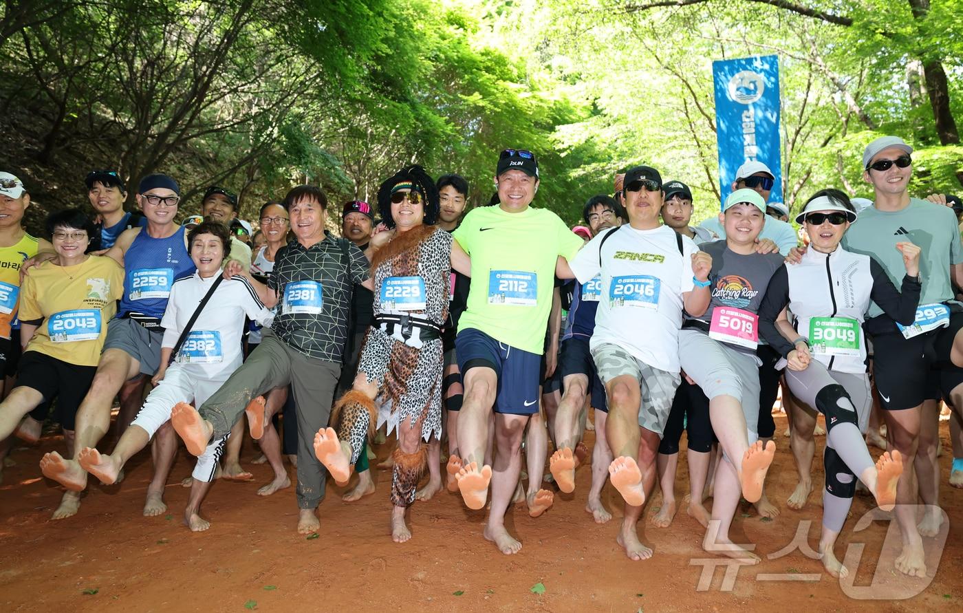 본문 이미지 - 10일 대전 대덕구 계족산 일원에서 열린 제15회 선양계족산맨발축제 마사이마라톤 참가자들이 맨발을 보이고 있다. ㈜선양소주가 주최하는 이번 행사는 아프리카 마사이족의 생활 방식에서 착안, 참가자들이 맨발로 황톳길을 걷고 달리며 자연을 체험하는 이색적인 도전과 성취감을 경험할 수 있도록 기획됐다. ⓒ 뉴스1 김기태 기자