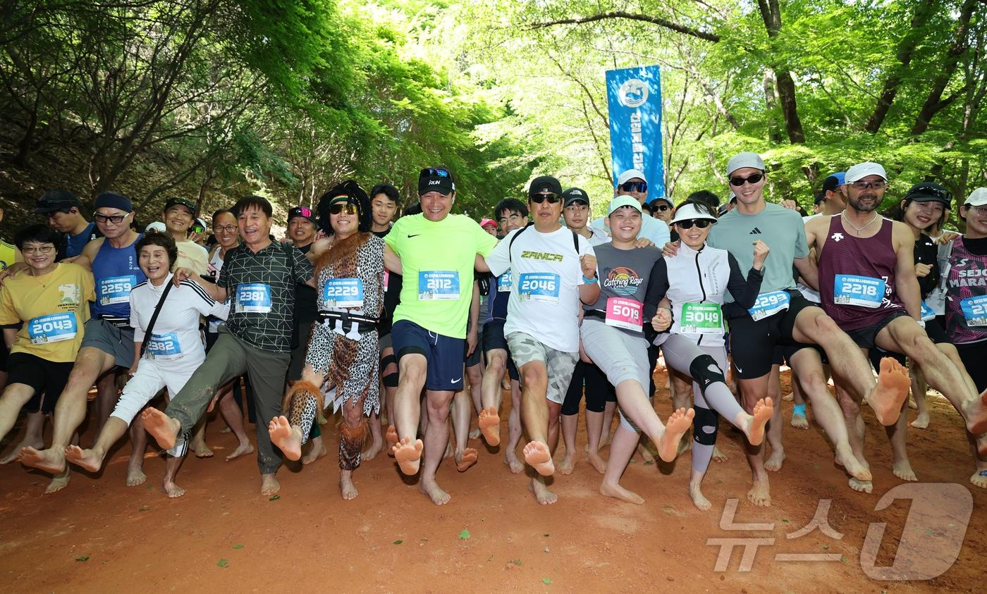 본문 이미지 - 10일 대전 대덕구 계족산 일원에서 열린 제15회 선양계족산맨발축제 마사이마라톤 참가자들이 맨발을 보이고 있다. 2026.5.10 ⓒ 뉴스1 김기태 기자