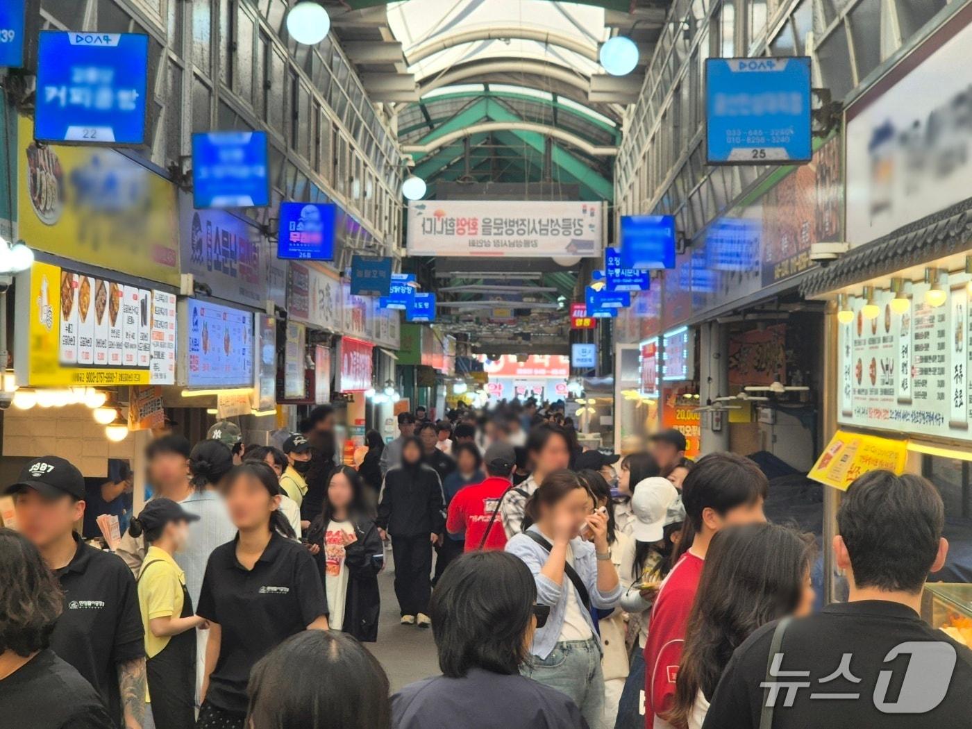 본문 이미지 - 일요일인 10일 강원 강릉지역 대표 전통시장인 중앙·성남시장 먹거리골목이 나들이객들로 가득 차 있다. 2026.5.10/뉴스1