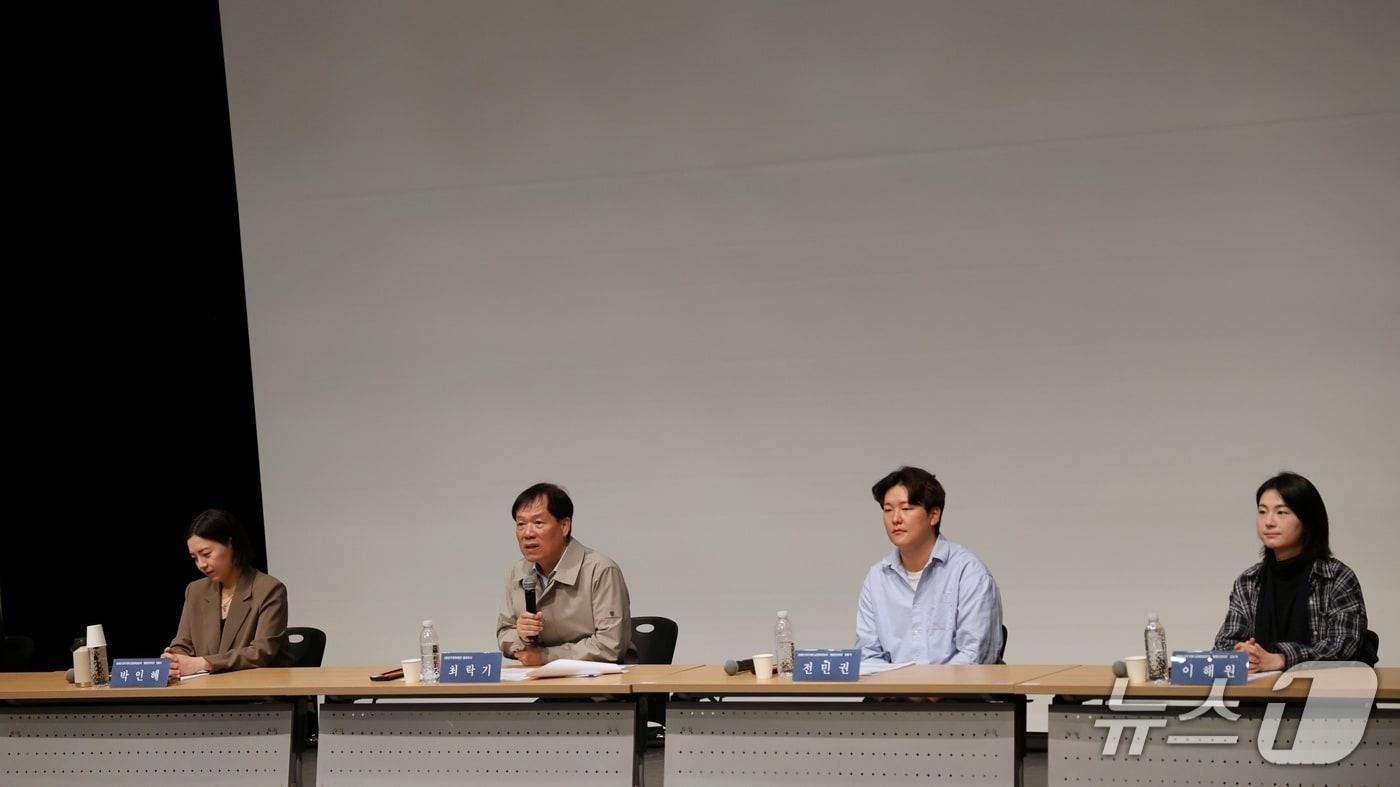 본문 이미지 - 최락기 전주문화재단 대표이사(왼쪽에서 두번째)와 관계자들이 마당창극 '별향단젼이라'에 대해 설명하고 있다.(전주문화재단 제공. 재판매 및 DB 금지)