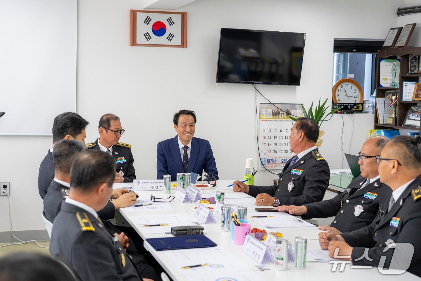 본문 이미지 - 우상호 더불어민주당 강원도지사 예비후보가 10일 춘천에서 강원도자율방범연합회 회원들과 만나 애로사항을 청취하고 있다.(캠프 측 제공, 재판매 및 DB 금지) 2026.5.10/뉴스1