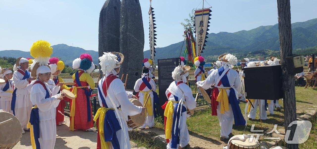 본문 이미지 - 강릉 학산 오독떼기와 함께하는 '모심기 체험행사' 개최.(강릉시 제공, 재판매 및 DB 금지) 2026.5.10/뉴스1