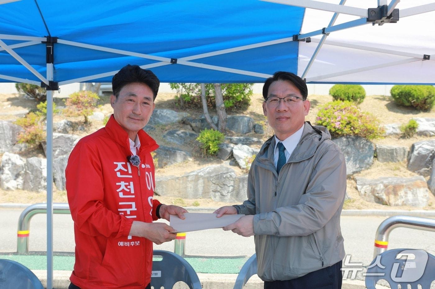 본문 이미지 - 이양섭 국민의힘 진천군수 후보가 10일 김인중 한국농어촌공사 사장에게 정책 건의서를 전달하고 있다.(이양섭 선거사무소 제공. 재판매 및 DB금지)/뉴스1