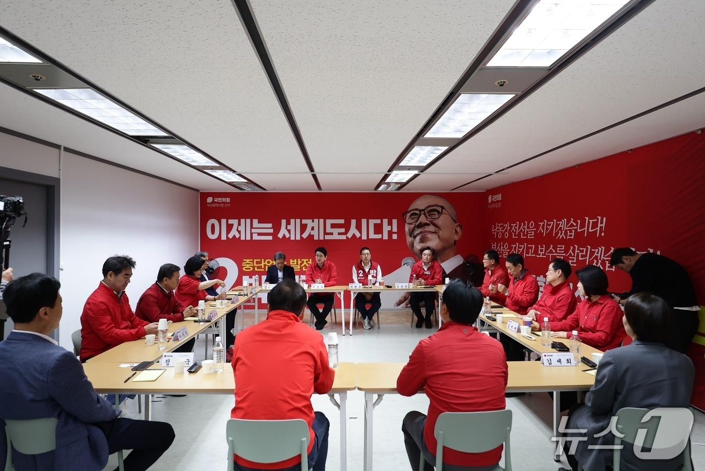 본문 이미지 - 박형준 국민의힘 부산시장 후보 선거대책위원회는 10일 오전 9시 부산지역 국회의원 10여 명이 참석한 가운데 선대위 전체회의를 개최했다. (박형준 선거캠프 제공. 재판매 및 DB금지)