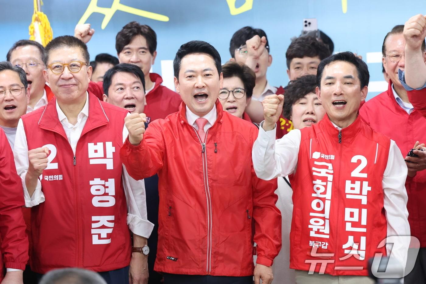본문 이미지 - 장동혁 국민의힘 대표(중앙)와 부산 북갑 국회의원 보궐선거에 출마한 박민식 후보(오른쪽), 박형준 부산시장 후보(왼쪽).2026.5.10 ⓒ 뉴스1 신웅수 기자