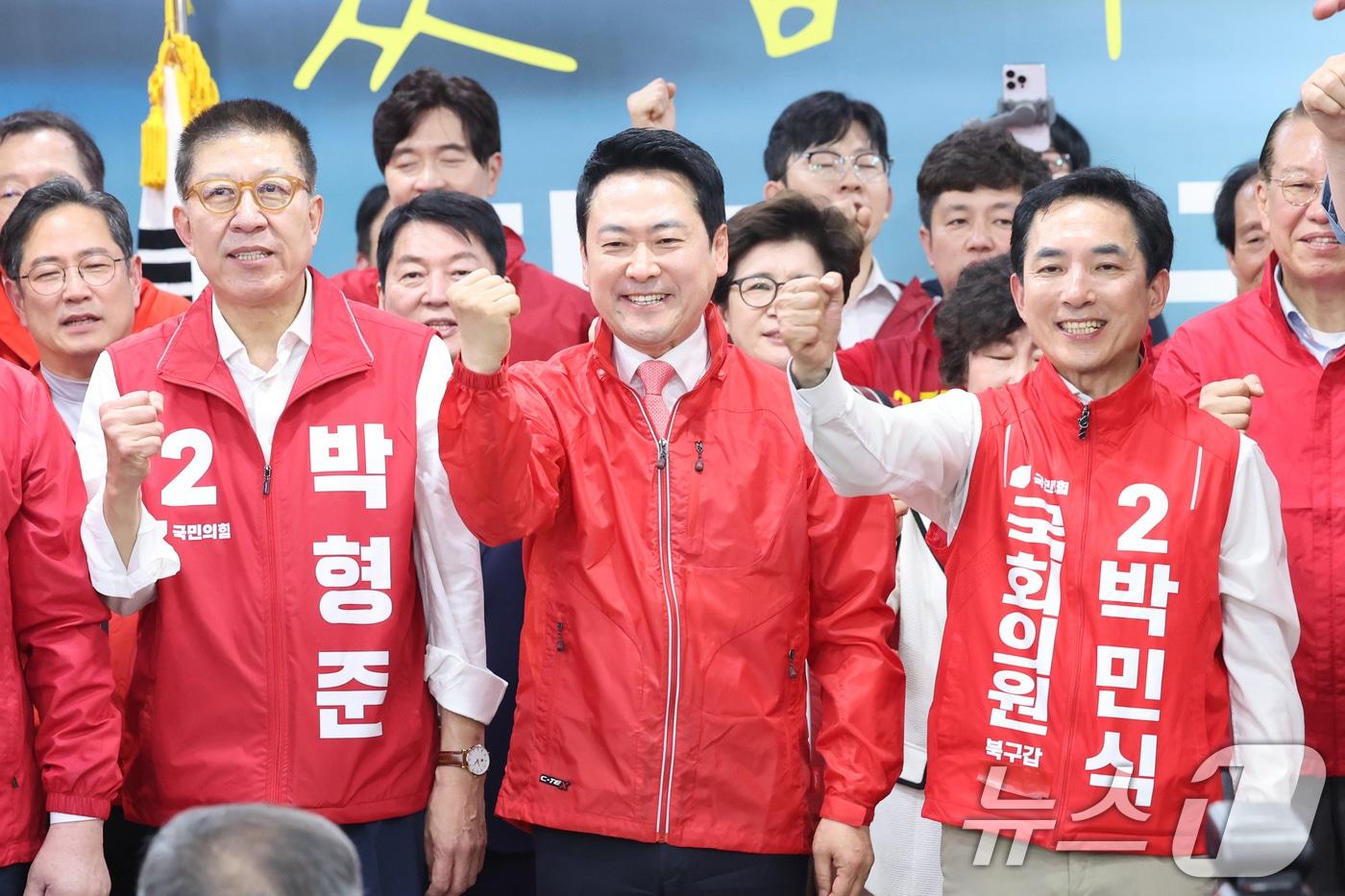 본문 이미지 - 장동혁 국민의힘 대표와 부산 북갑 국회의원 보궐선거에 출마한 박민식 후보가 10일 부산 북구 박 후보 선거사무소에서 열린 선거사무소 개소식에서 참석자들과 파이팅을 외치고 있다. 2026.5.10 ⓒ 뉴스1 신웅수 기자