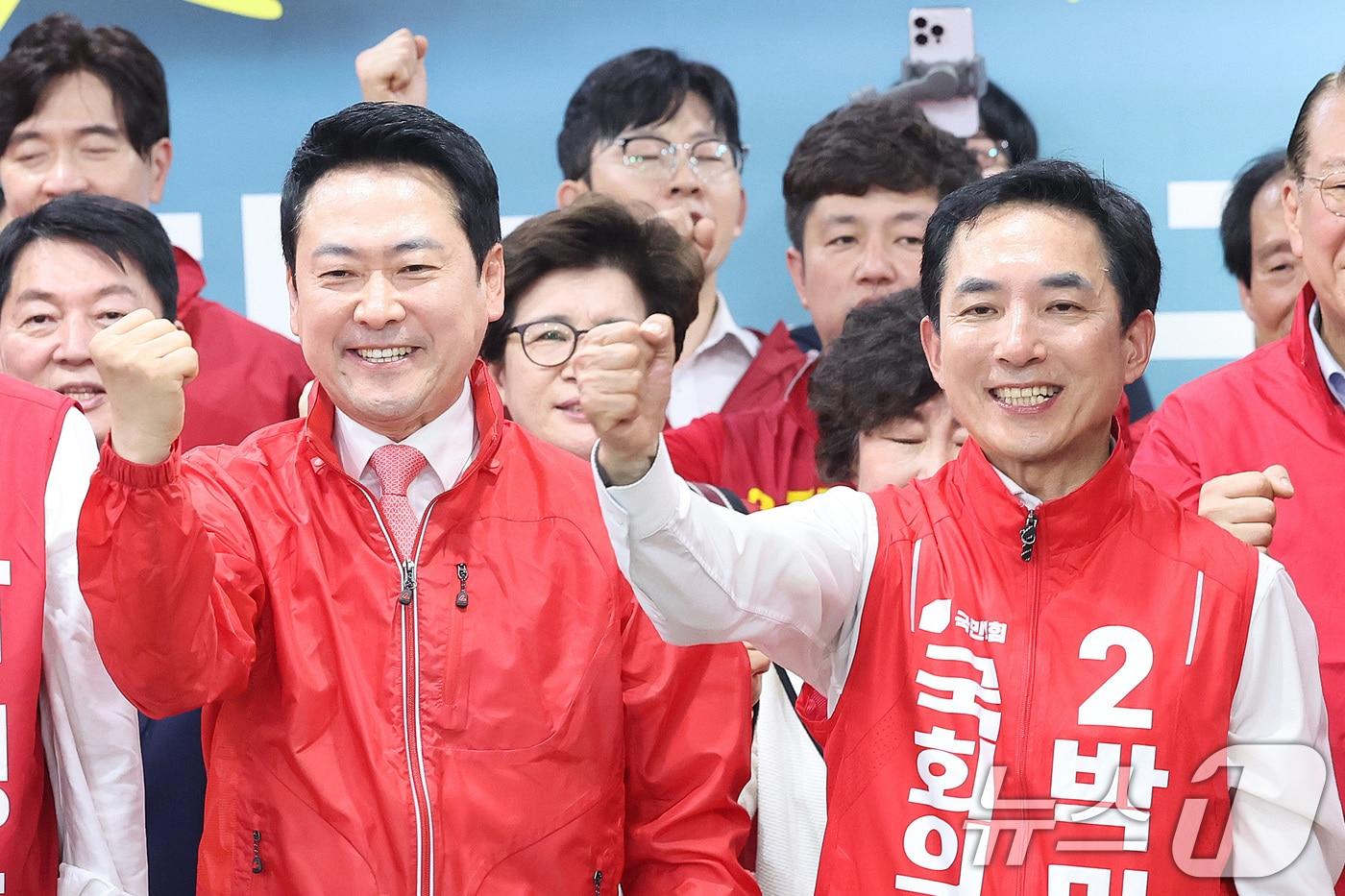 본문 이미지 - 장동혁 국민의힘 대표와 부산 북갑 국회의원 보궐선거에 출마한 박민식 후보가 10일 부산 북구 박 후보 선거사무소에서 열린 선거사무소 개소식에서 참석자들과 파이팅을 외치고 있다. 2026.5.10 ⓒ 뉴스1 신웅수 기자